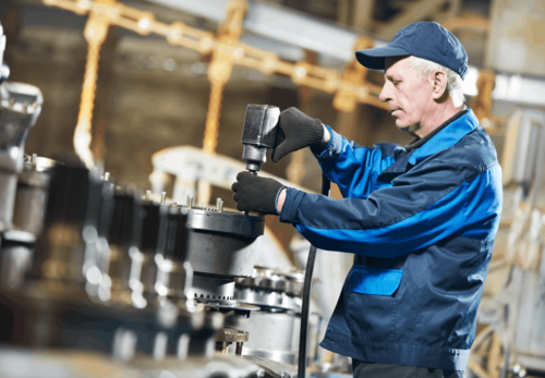Vieil homme à l'usine
