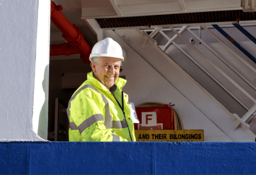 Vieil homme ouvrier souriant